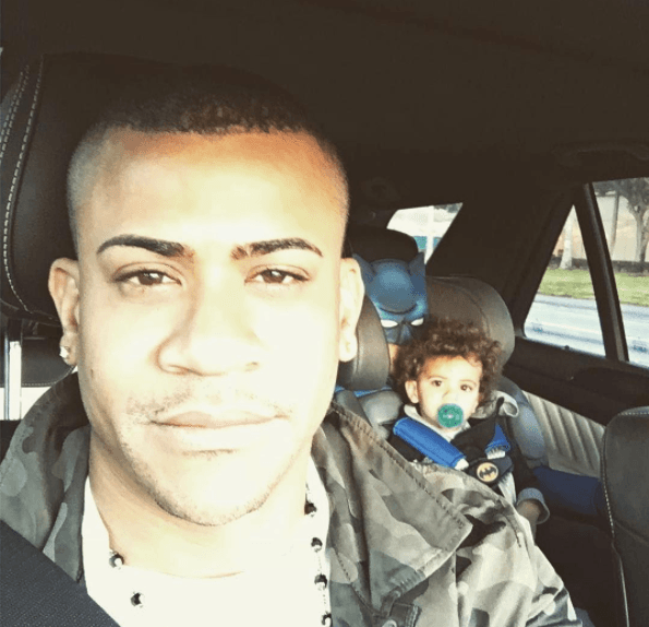 Y así es como Randy disfruta de la compañía de su pequeño retoño.