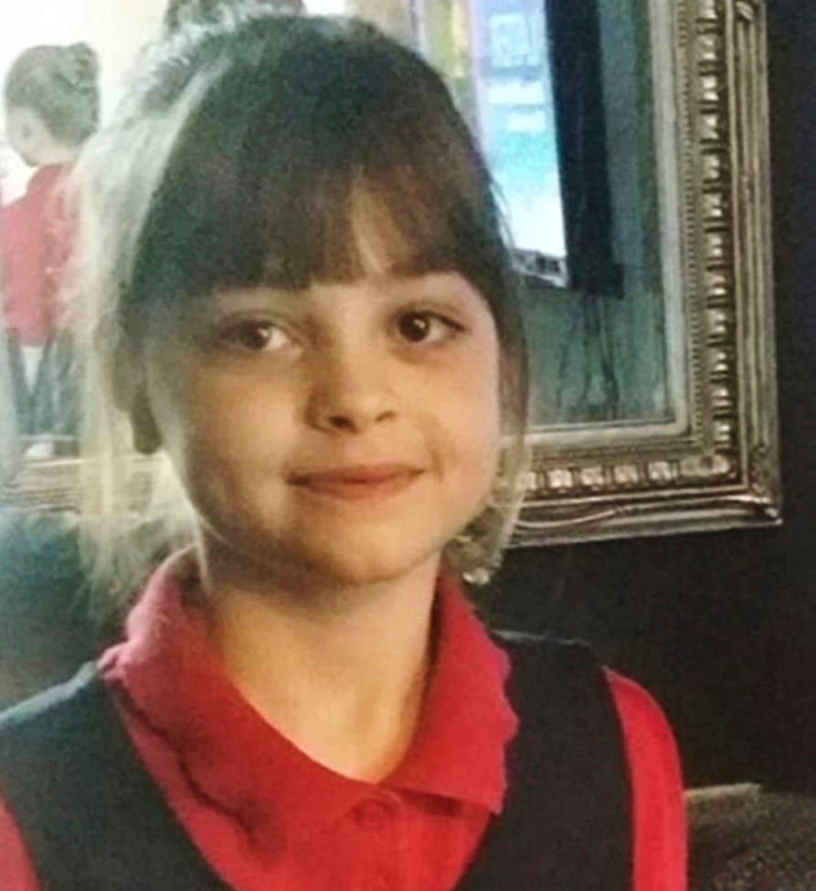 Saffie Rose Roussos, de solo ocho años, falleció en el atentado suicida. Se cree que estaba en el concierto con su madre y su hermana, que estarían en el hospital. El director de su escuela la definió como "una niña bella en todos los aspectos".