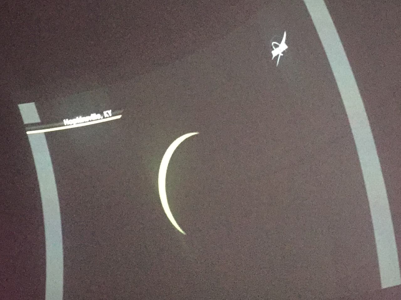 Al interior de El Planetario Flandrau decenas de personas seguían el eclipse con la transmisión de la NASA.