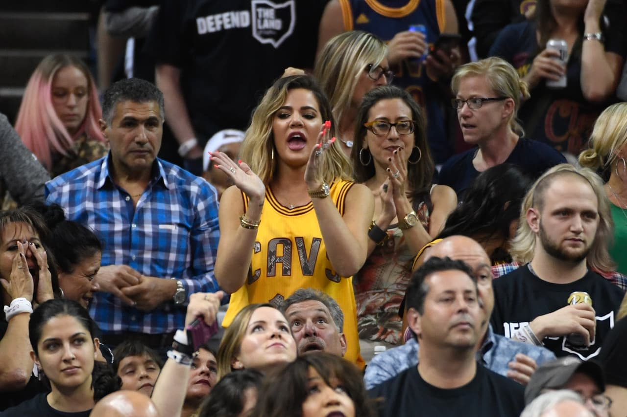 “Él le dijo a Khloé que estaba aliviado de que (las imágenes) hayan salido a la luz, y que cree que inconscientemente quería ser captado (siendo infiel)”, añadió.