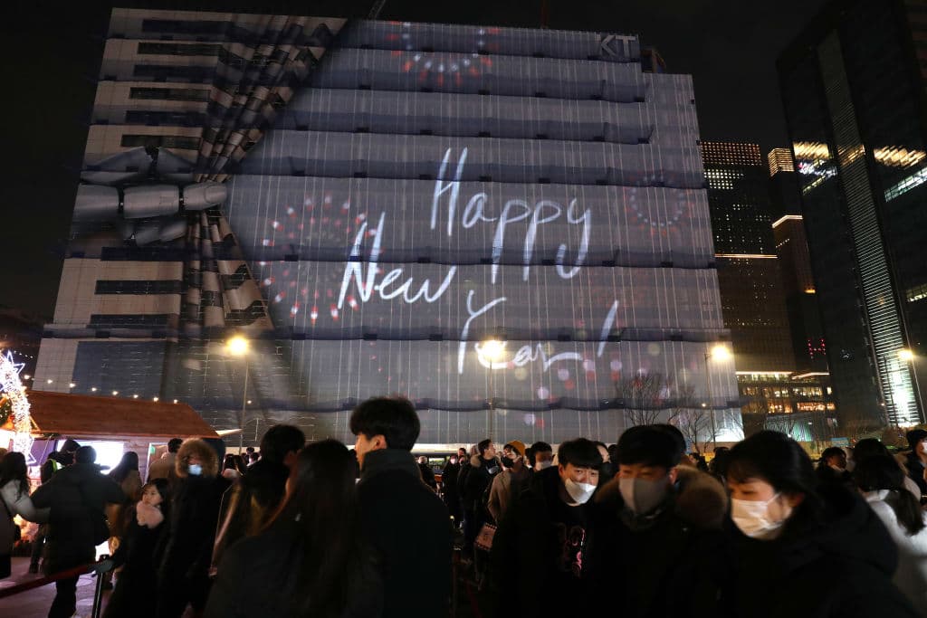 Personas reunidas en la plaza Gwanghwamun de Seúl para recibir el año nuevo. Corea del Sur está en el uso horario GMT+9, hay 14 horas de diferencia con Florida, EEUU.