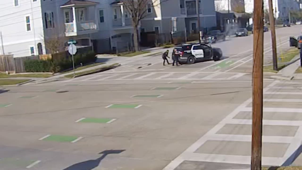 El hombre estrelló el vehículo y comenzó a disparar contra los oficiales de policía. Tres resultaron heridos.