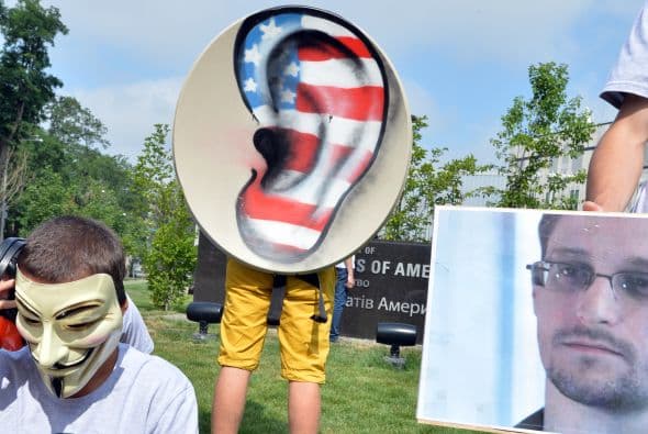 12 de junio: La Unión Europea reclama a Washington aclaraciones sobre el programa Prism. Al mismo tiempo, el director de la NSA defiende la legalidad de sus programas, asegurando que trabajan estrictamente dentro de los parámetros del Departamento de Justicia y de la Cámara de Representantes.