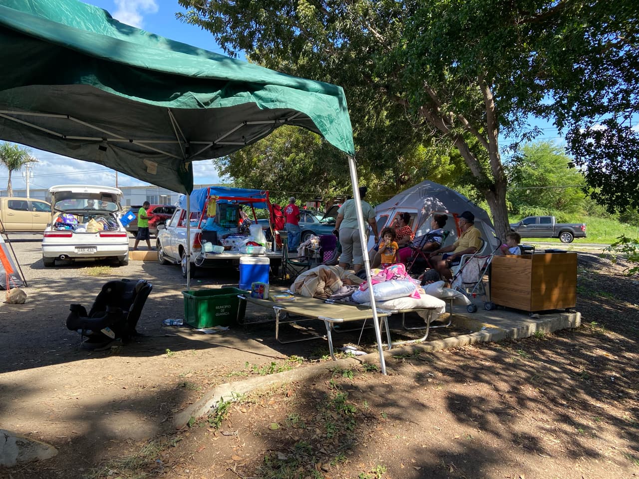Refugiados en las afueras del Coliseo Mariano “Tito” Rodríguez en Guánica