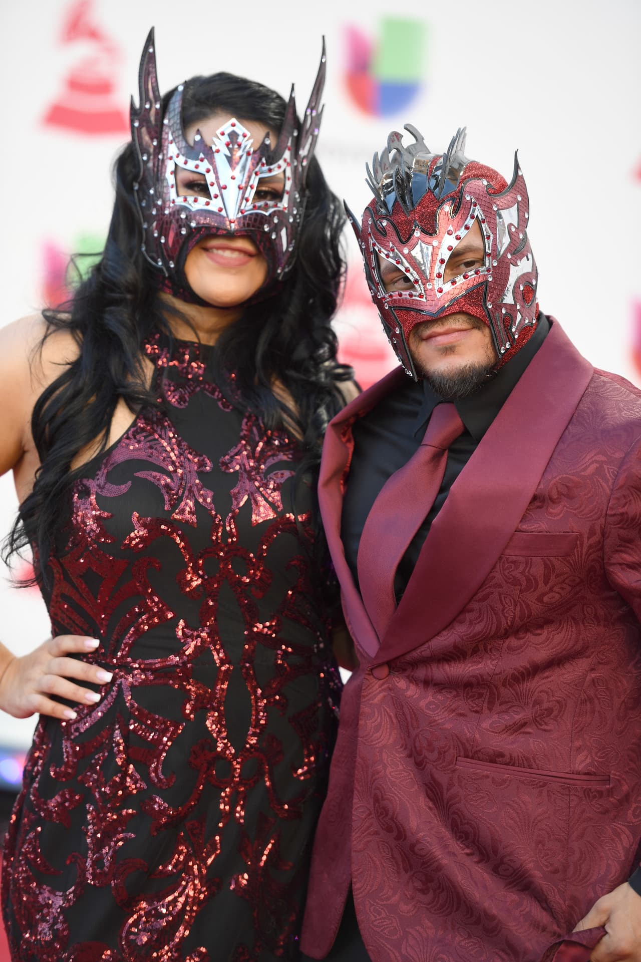 Los luchadores Abigail Rodríguez y Kalisto le pusieron mucho estilo a su atuendo en color vino, eso sí, sin despojarse de la márcara.