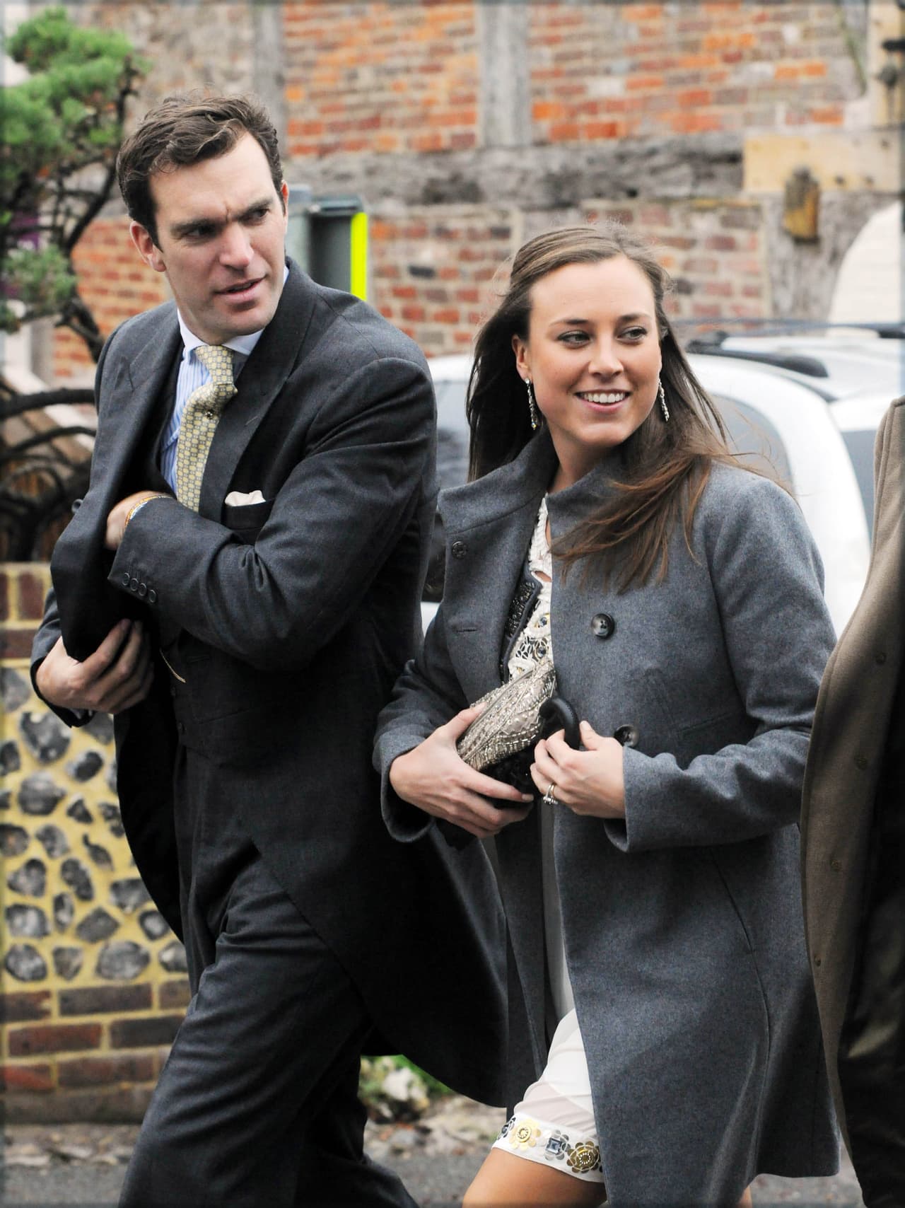 Nicholas y Alice Van Cutsem (en la foto) son los padres de
<b>Florence van Cutsem</b>, la ahijada, de tres años, del príncipe Harry. Nicholas van Cutsem también es uno de los mejores amigos
<b><a href="https://www.univision.com/entretenimiento/sorpresa-not-really-el-principe-william-es-el-padrino-de-bodas-de-su-hermano-harry-fotos">del príncipe William.</a></b>