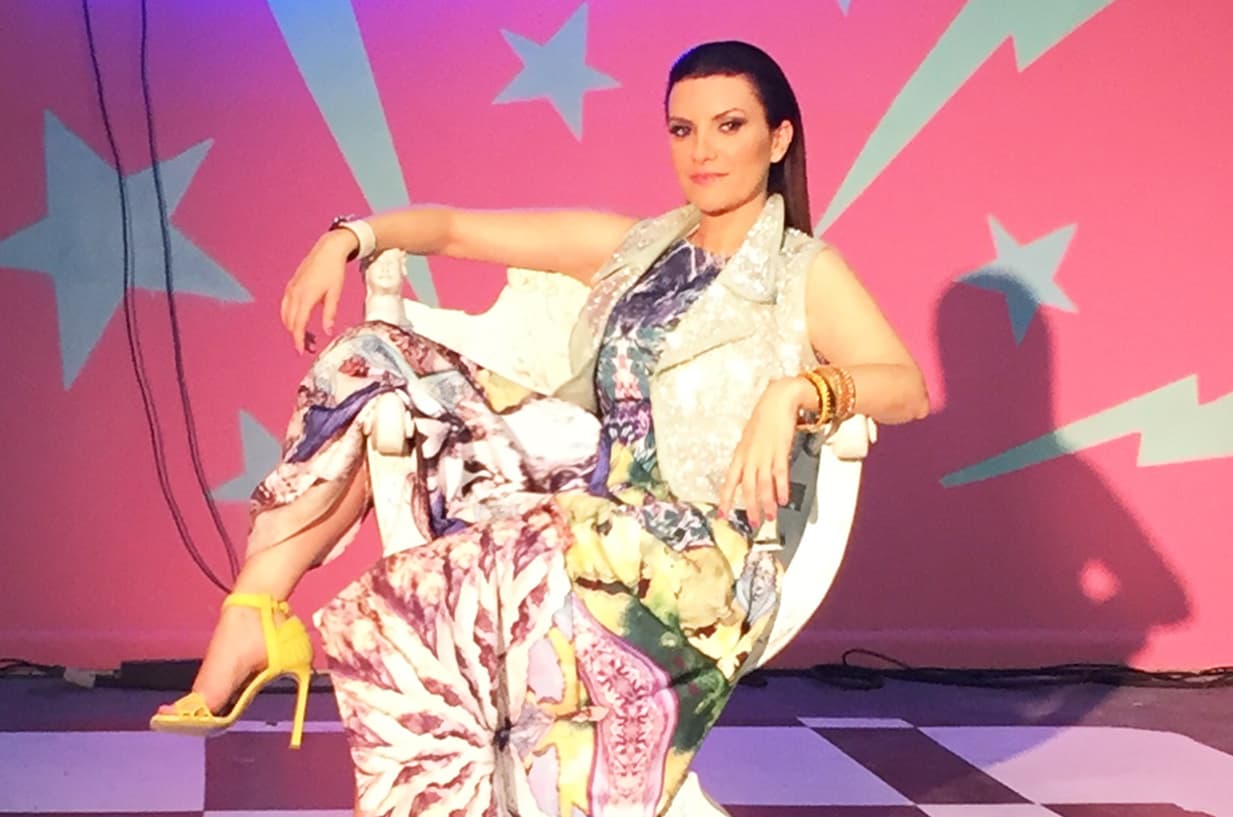 Laura no sólo habla italiano, su lengua materna, sino también habla español, inglés y portugués.