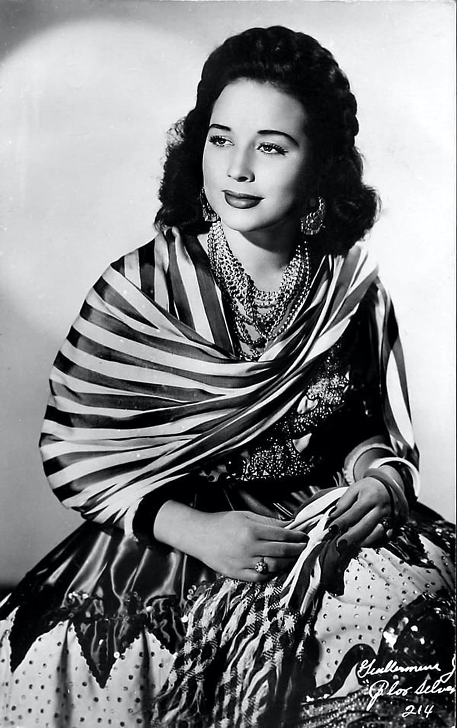 Guillermina Jiménez Chabolla, mejor conocida como 
<a href="https://www.univision.com/famosos/leonardo-aguilar-tatuaje-rostro-abuela-flor-silvestre-fotos">Flor Silvestre</a>, fue una famosa actriz y cantante mexicana, con una trayectoria de más de 60 años.