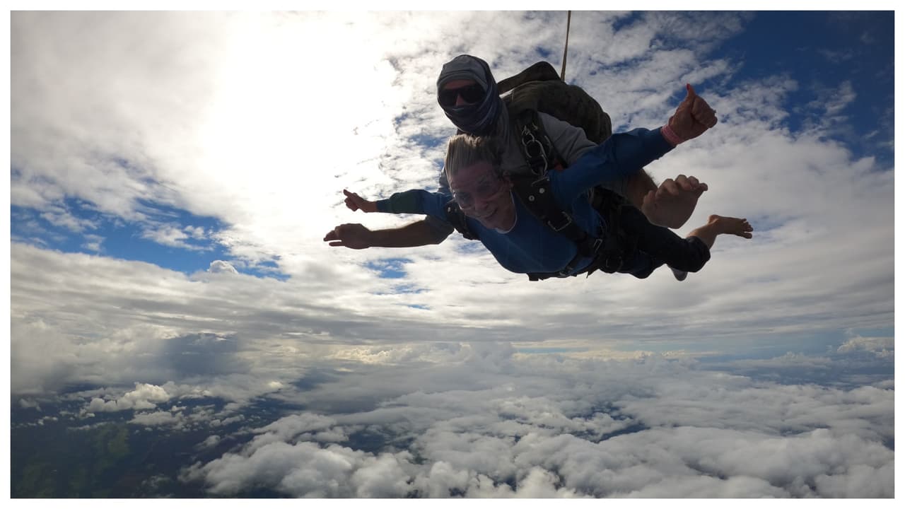 Marge Wardenski, vive en una comunidad para personas retiradas en Nueva Jersey. Tiene 
<b>7 bisnietos, 6 nietos y 4 hijos,</b> y está preparándose para su cuarto salto en paracaídas. 
<br>