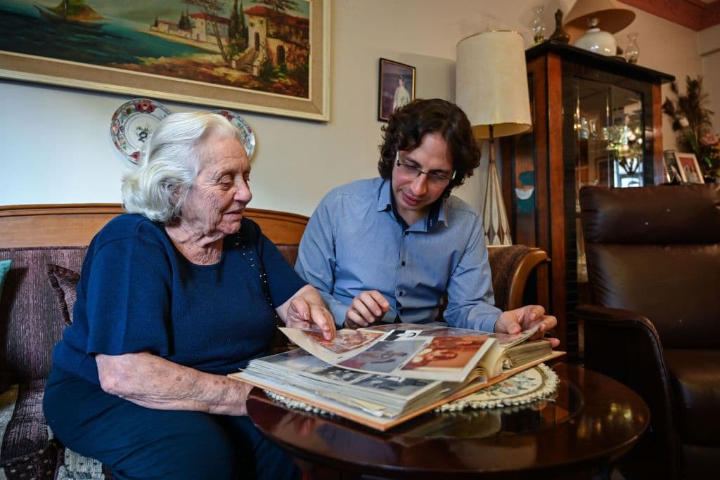 Can Evrensel Rodrik (R) junto a su abuela de origen sefardita Dora Beraha revisan un álbum de fotos familiares en Estambul. La inmensa mayoría de los judíos establecidos en Turquía son de origen sefardí.