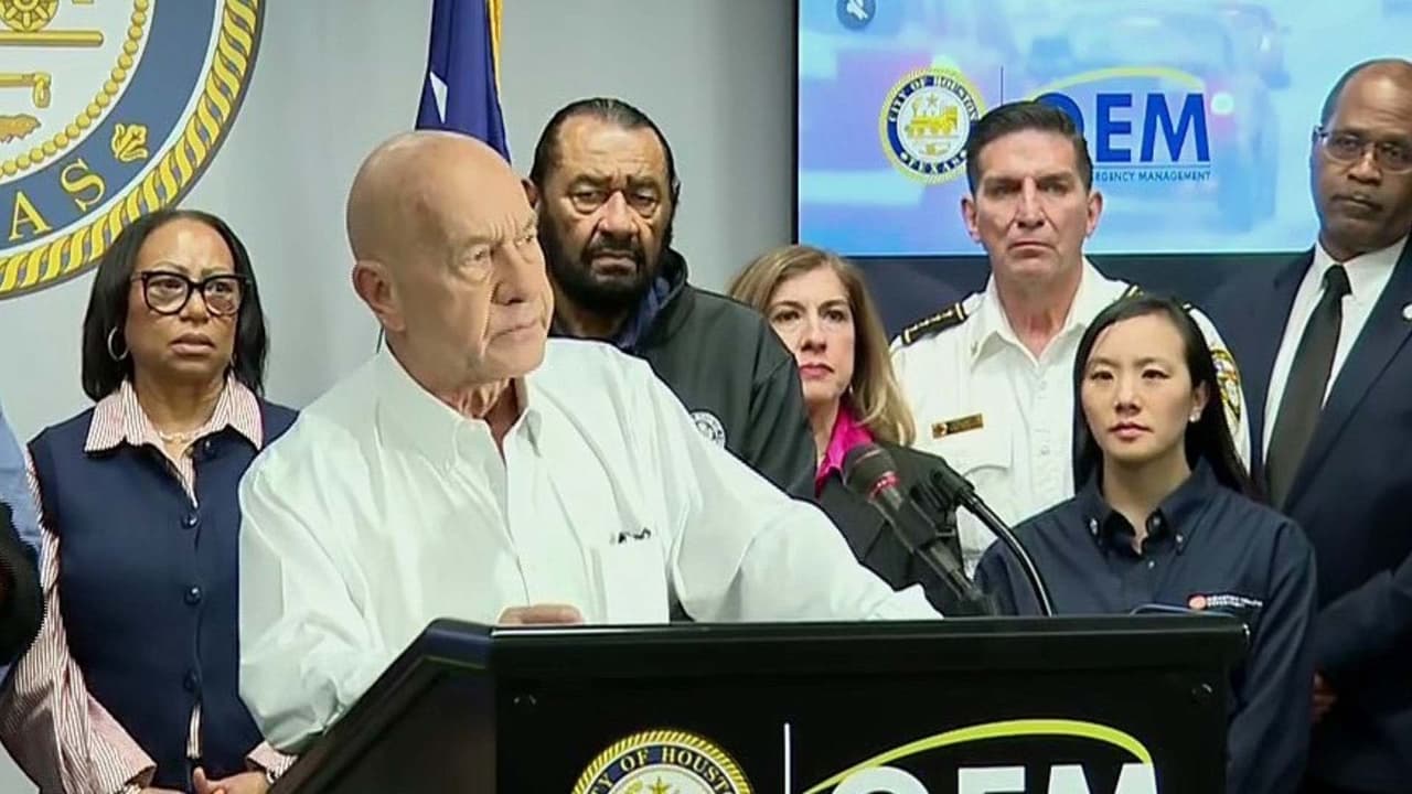 Alcalde de Houston aclara que no se preguntará el estatus migratorio de las personas en los refugios