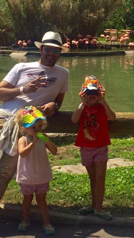 Aquí el simpático trío visitando el zoológico.