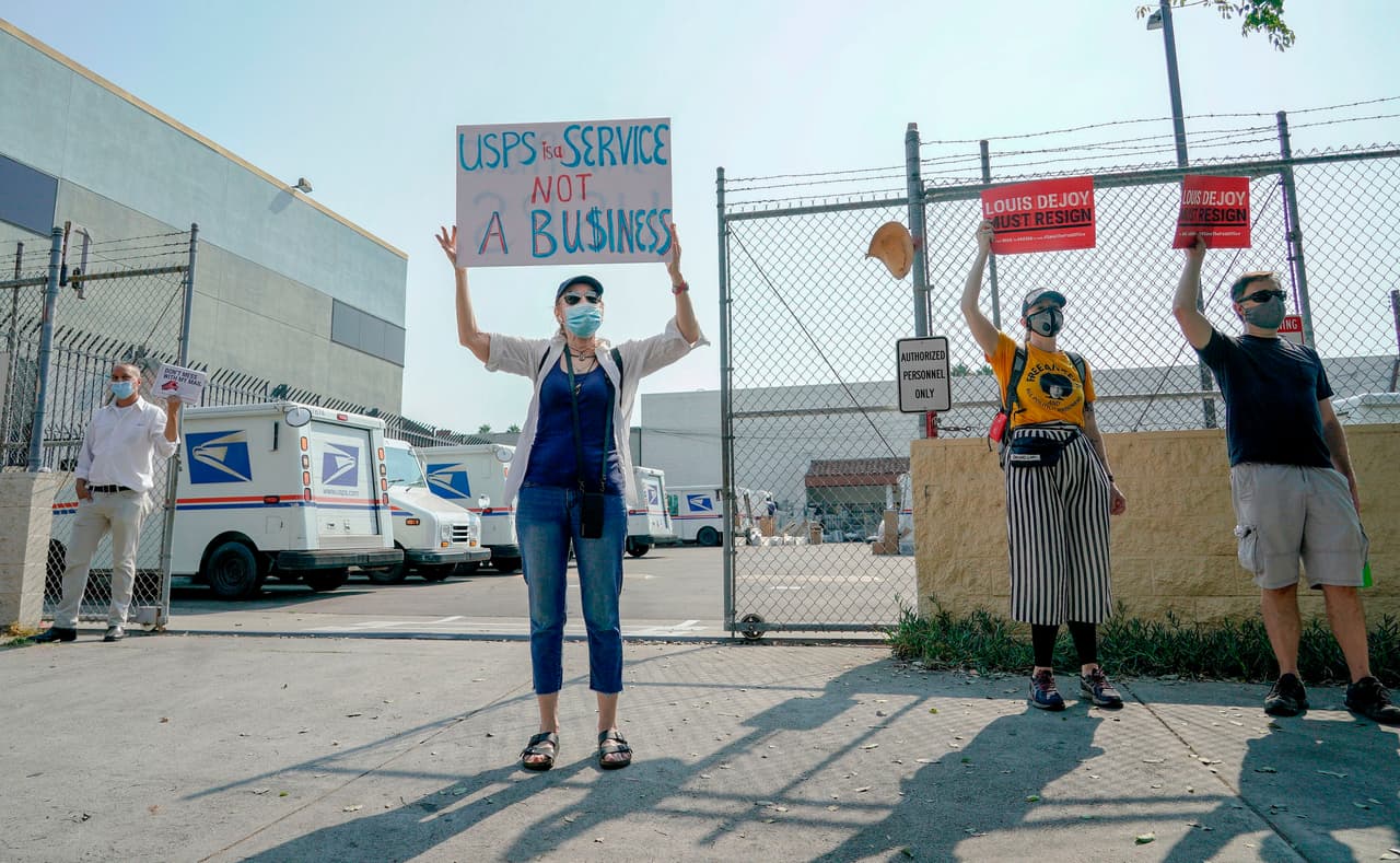 La frustración de Edgar lo llevó a traer a su esposa Grace y su hijo Ben. Él estaba en pleno apoyo al cartel del manifestante Ian Fung. "Cualquiera que sea su línea política, debería tener la capacidad de votar sin obstáculos. Así que estoy aquí para apoyar a la oficina de correos", dijo Fung.
<br>
