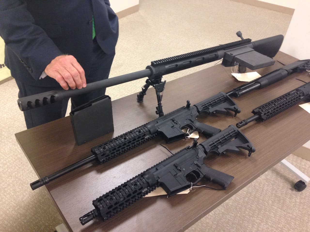 Un rifle calibre 50 puede derribar una aeronave, atravesar el motor de un coche y matar a una persona a una milla de distancia.