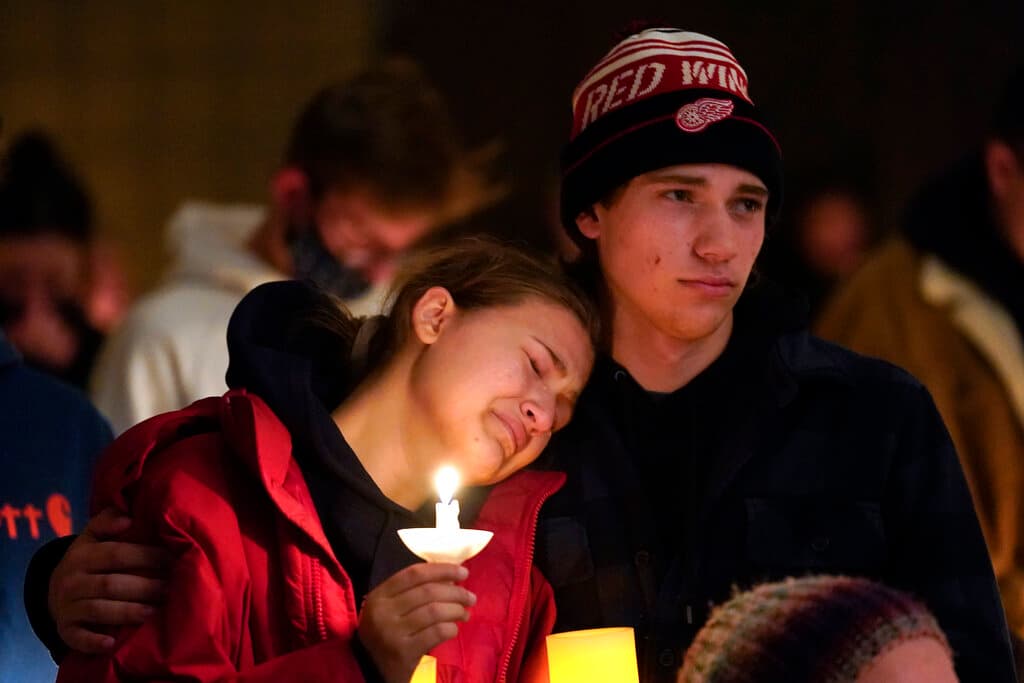 Imágenes de dolor en la vigilia realizada en la iglesia de LakePoint por las víctimas del tiroteo en una escuela de Oxford, Michigan.