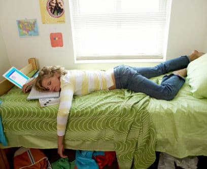 Una mente cansada no funciona. Es importante descansar y dormir un mínimo de 8 horas para tener una mente fresca y poder absorber mejor lo que se lee y estudia. De lo contrario, el proceso de estudio será más lento y tedioso.