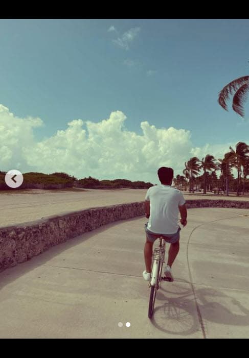 También disfruta andar en bici.
<br>