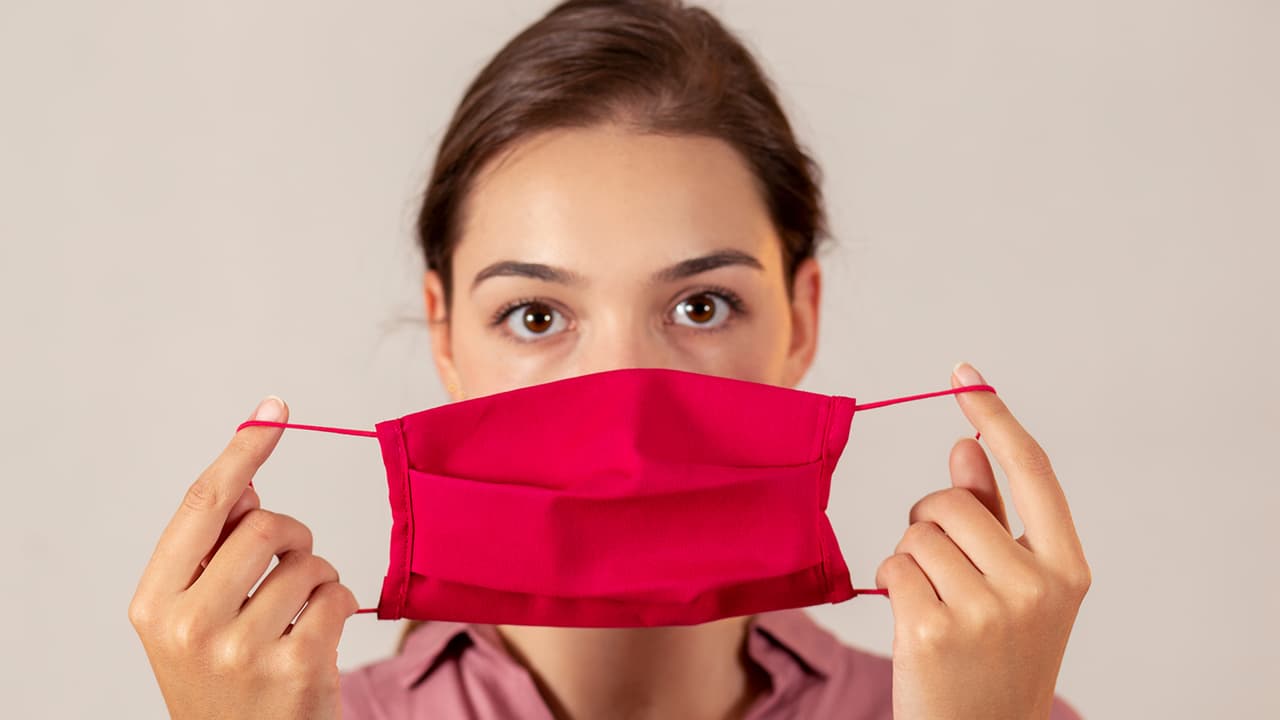 ¿Qué tipo de máscara es más efectiva contra ómicron? Los doctores responden