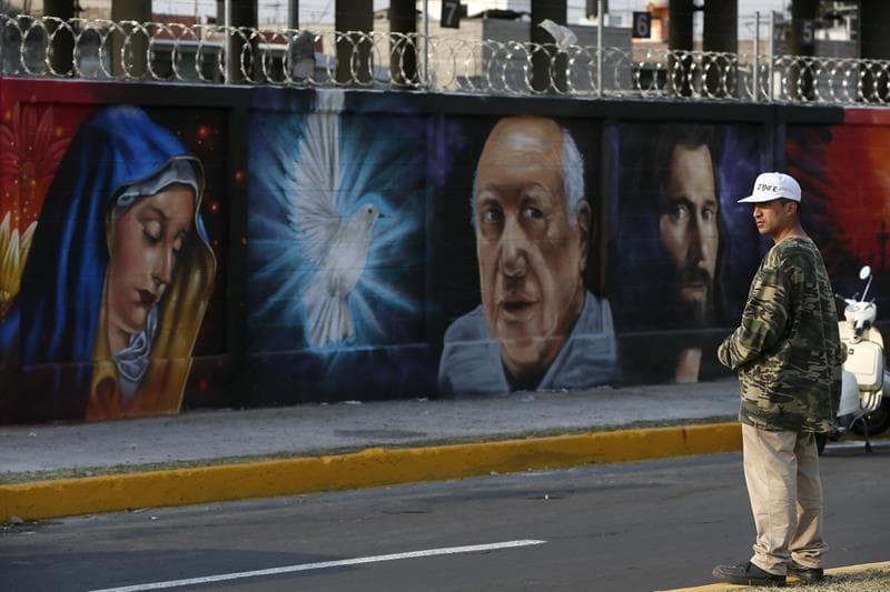 Este hombre mira el mural en donde el papa Francisco aparece junto a la Virgen de Guadalupe y Jesucristo.