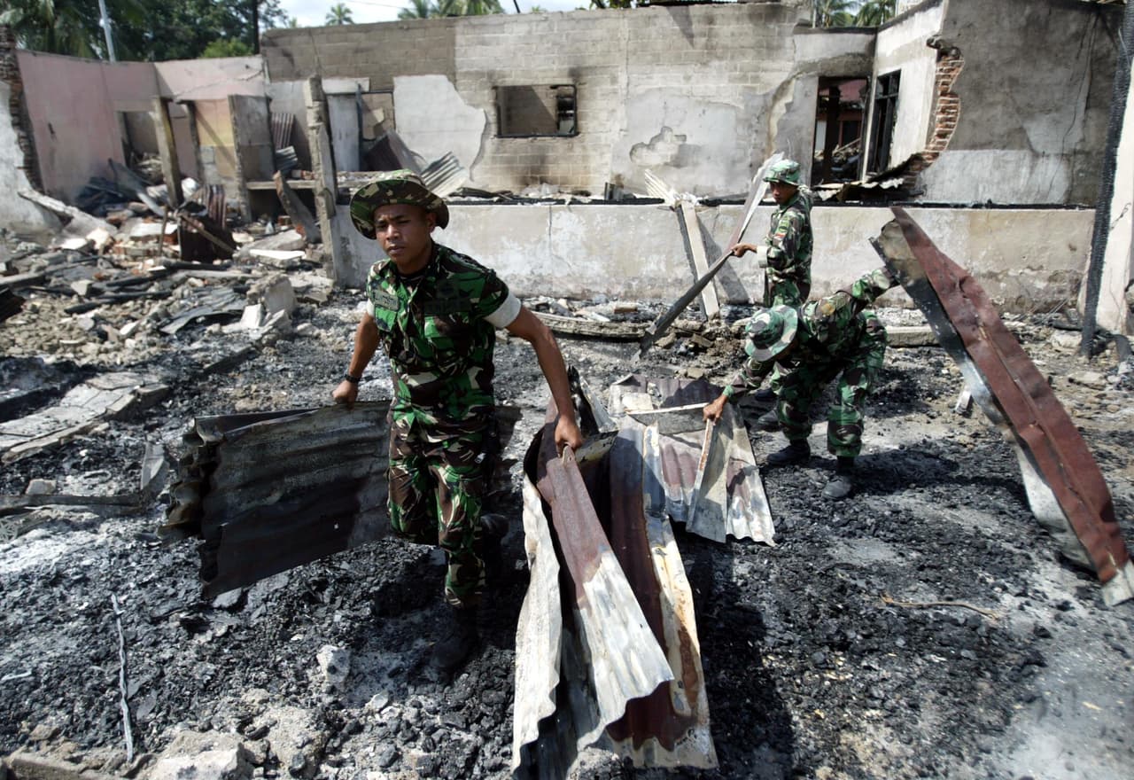 <b>Puesto 18. Terremoto del sur de Sumatra, magnitud 8.4. Indonesia, septiembre de 2007. </b>Este poderoso sismo fue parte de una serie de temblores que ocurrieron en la zona en pocas horas en el mar. Los fuertes movimientos duraron varios minutos y algunas construcciones fueron afectadas en ciudades a más de 80 millas de distancia. El sismo generó una serie de tsunamis que no causaron mayores daños. Esta fotografía fue tomada en marzo de ese mismo año, cuando un terremoto de magnitud 6.3 afectó Sumatra Occidental.