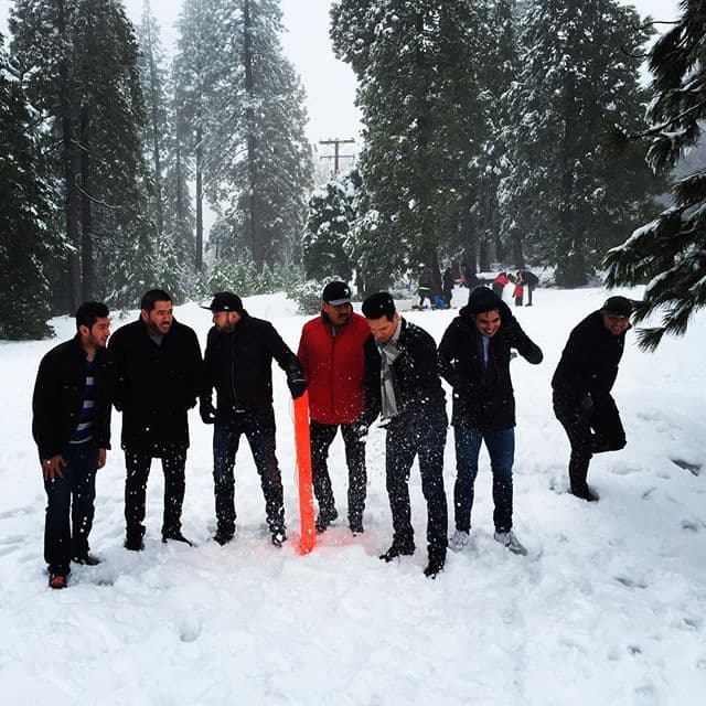 La diversión nunca falta entre los integrantes de Banda El Recodo. Durante su traslado a Santa Rosa, California, bajaron del autobús para jugar con la nieve en Tahoe National Forest.