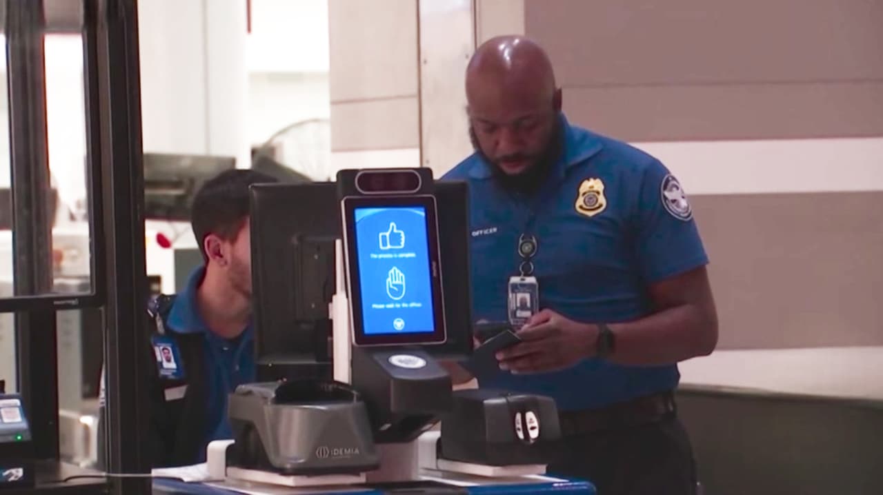 "Me da gusto”, hispanos reaccionan a salida de agentes de ICE del Aeropuerto de Filadelfia