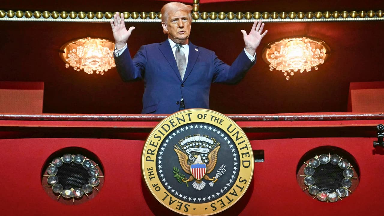 <h3 class="cms-H3-H3">Una propuesta con ecos nacionales</h3>
<br>
<br>
<b>Texas no sería el primer estado en buscar honrar al presidente con una carretera</b>. Actualmente, existen vías con su nombre 
<b>en Oklahoma, Florida, Arizona, Missouri y Kentucky. Incluso hay un Trump Drive en Montana y un Trump Avenue en Florida</b>. El proyecto de ley, identificado como HB 5503, propone instalar señalización en los extremos del tramo y en puntos intermedios del corredor. Según la oficina de Shofner, l
<b>a designación busca reconocer el “impacto profundo y duradero” de Trump en Texas y el país.</b>