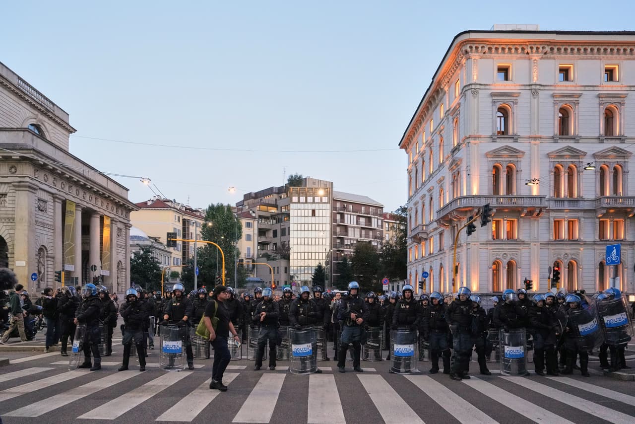 Agentes antidisturbios observan a la multitud que marcha por las calles de Milán el sábado 24 de octubre de 2026 para protestar contra el aumento del costo de vida y el deterioro de los servicios públicos.