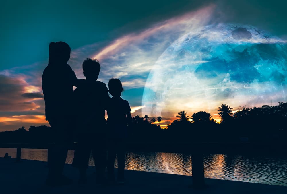 Siguen los eventos cósmicos de esta semana de mayo pues además de la lluvia de estrellas de las Eta Acuáridas cuyo pico ocurre entre el 6 y el 7 de mayo, tendremos la última superluna del 2020, la luna llena o plenilunio que ocurrirá cuando transite por el signo Escorpión este jueves 7.
<br>