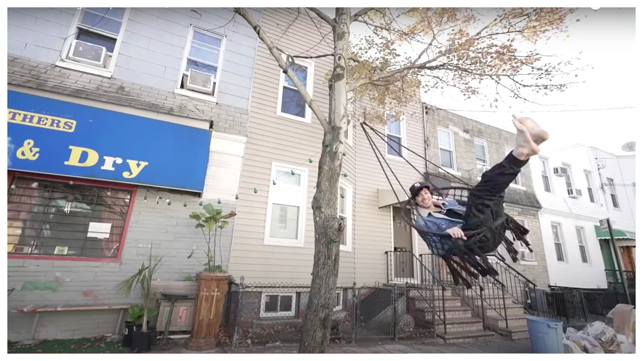 También, en la acera, frente a la lavandería en la que vive, 
<b>incorporó un columpio, y una mesa y dos sillas,</b> para quien pase por ahí, converse, o se divierta. Dice que le gusta fomentar un ambiente comunitario en su vecindario. 
<br>