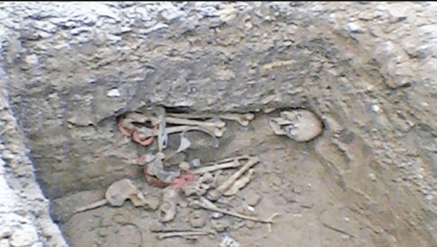 La presente imagen corresponde a los restos de una persona, encontrados en una de las fosas desenterradas.