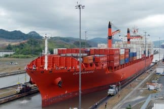 Un barco de carga se prepara para cruzar el canal de Panamá. (Imagen de archivo).