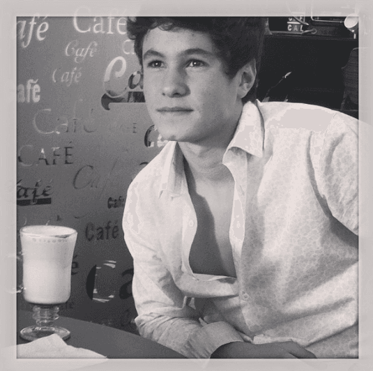 Su nombre real es Michael Ronda Escobosa, pero en el medio artístico es Michael Ronda y lo conocemos por sus actuaciones en 
<b>Como dice el dicho</b>.