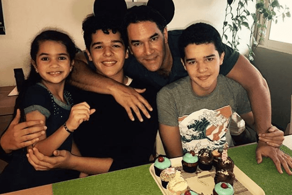 El actor nacido en Veracruz quiere que sus hijos hagan una carrera, sin importar cuál sea: "cualquier cosa que ellos decidan, que estudien", afirmó Santamarina.