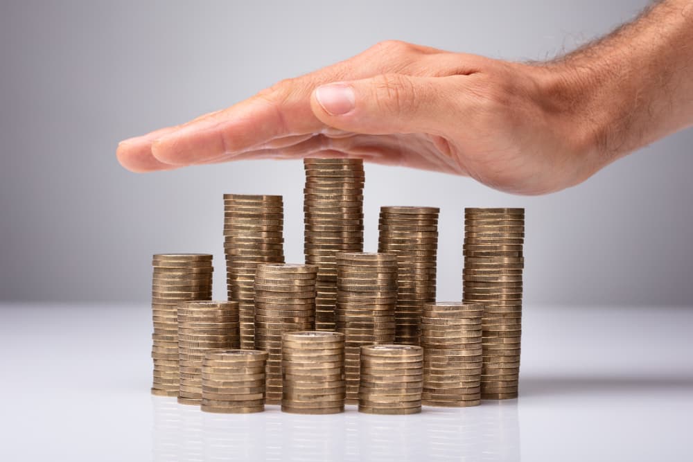 <b><u>Dinero y fortuna</u></b>
<br>Continúa tus planes económicos como los estás llevando a cabo, ariano, porque felizmente tienes un aura muy buena que acerca a ti la prosperidad en los negocios. También hay una onda positiva en el azar que te dará dinero y fortuna en juegos lícitos. Estás manejando bien tu economía y administrando acertadamente tus negocios, pero cuando llegue marzo deberás ser un poco más osado y poner en circulación un dinero guardado que no está cumpliendo función alguna. Así aumentarán tus ingresos, aunque siempre mejor cuando Mercurio esté directo después del día 28.
<br>