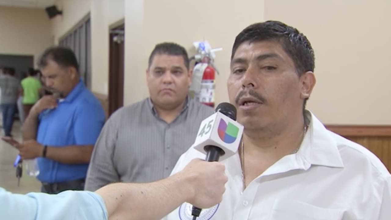 "Organizamos desde el inicio del trámite del pasaporte, después llevarlos a la embajada cuando les toca la entrevista, llevarlos, asesorarlos y traerlos para acá", indicó Arturo Chávez, representante del Club Frente Indígena Revolucionario de los Migrantes en EEUU.