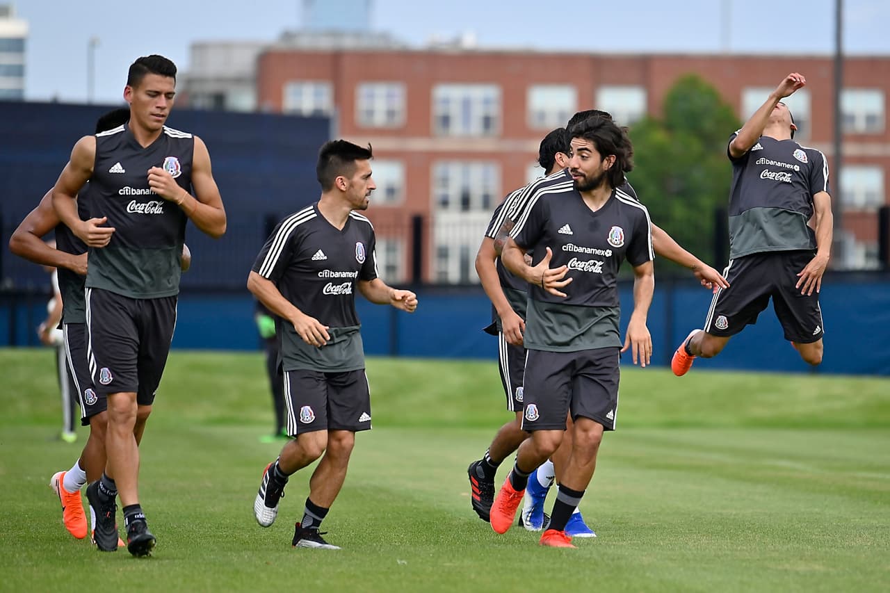 Integrantes y cuerpo técnico de la Selección Mexicana de fútbol no perdieron el tiempo y luego de su llegada a la ciudad de Chicago, se pusieron a entrenar en las instalaciones de la Universidad de Illinois. El entrenador Gerardo 'Tata' Martino dirigió la práctica para iniciar con la preparación en ruta al importante duelo por la Final de la Copa Oro ante Estados Unidos.