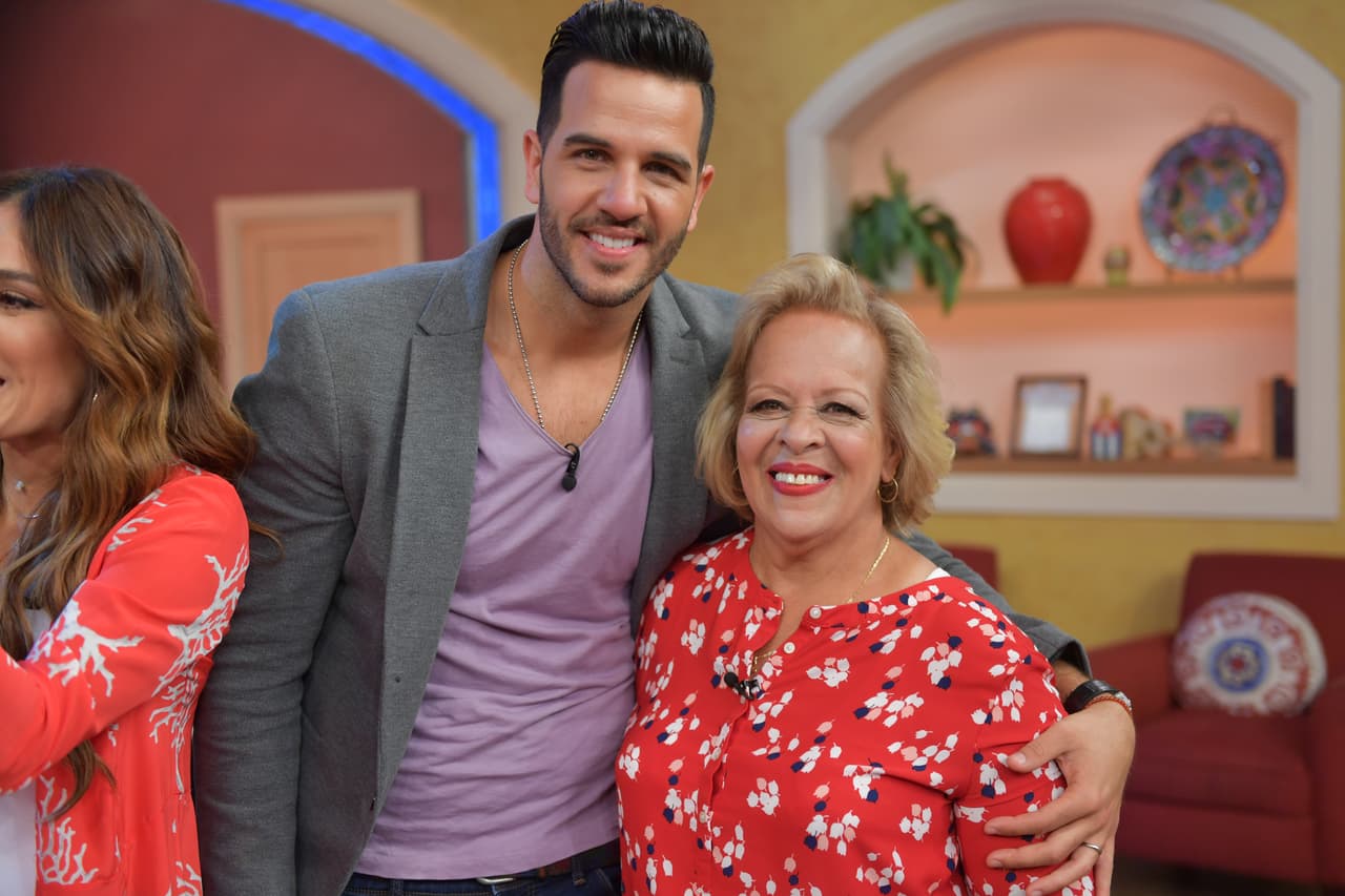 Yisus estaba realmente feliz de poder abrazar a doña Gloria.