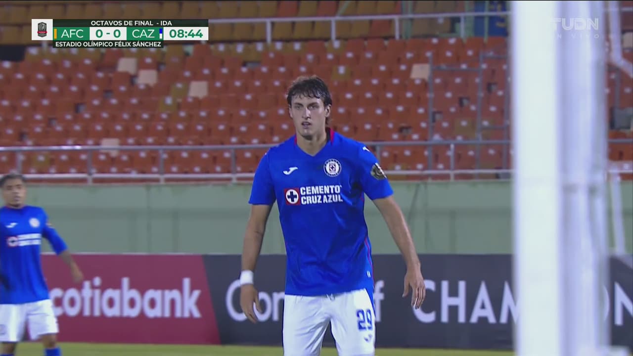 Santi Giménez bajó el balón con el pecho, pero chorreó en vez de fusilar