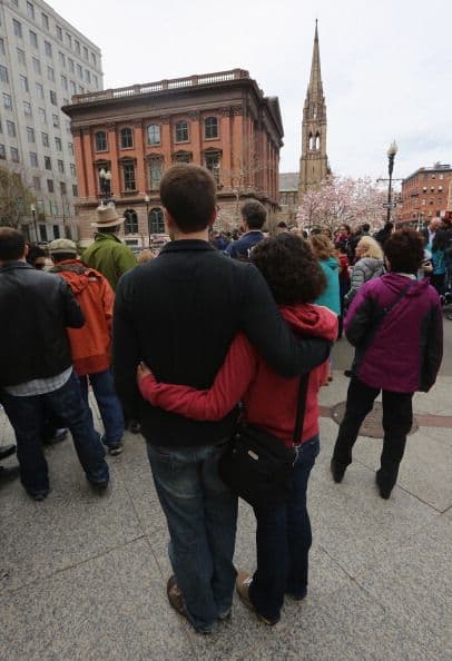 Boston recuperaba el sábado la normalidad después de que el viernes la ciudad y sus alrededores sufrieran un toque de queda para dar con el segundo sospechoso de los atentados de la maratón del pasado lunes, sobre los que las autoridades aun desconocen los motivos.