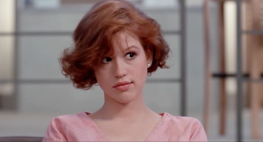 <b>Molly Ringwald (Claire Standish)</b>
<br>Su personaje era la típica chica popular, super consentida por sus padres y a la que le gusta gastar la fortuna de su familia en lujos. Fue castigada por ir al centro comercial en lugar de entrar a clases.