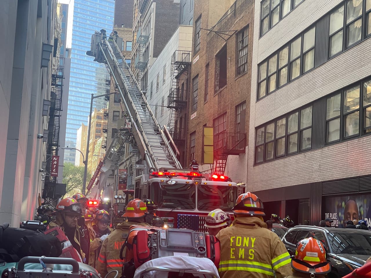 <b>"El edificio continúa en riesgo de colapso.</b> Y se tomó la decisión de remover a todas las personas del edificio y estamos usando un perro-robot en el edificio que nos da posibilidad de video dentro y también estamos usando drones para revisar los interiores", agregó Esposito.