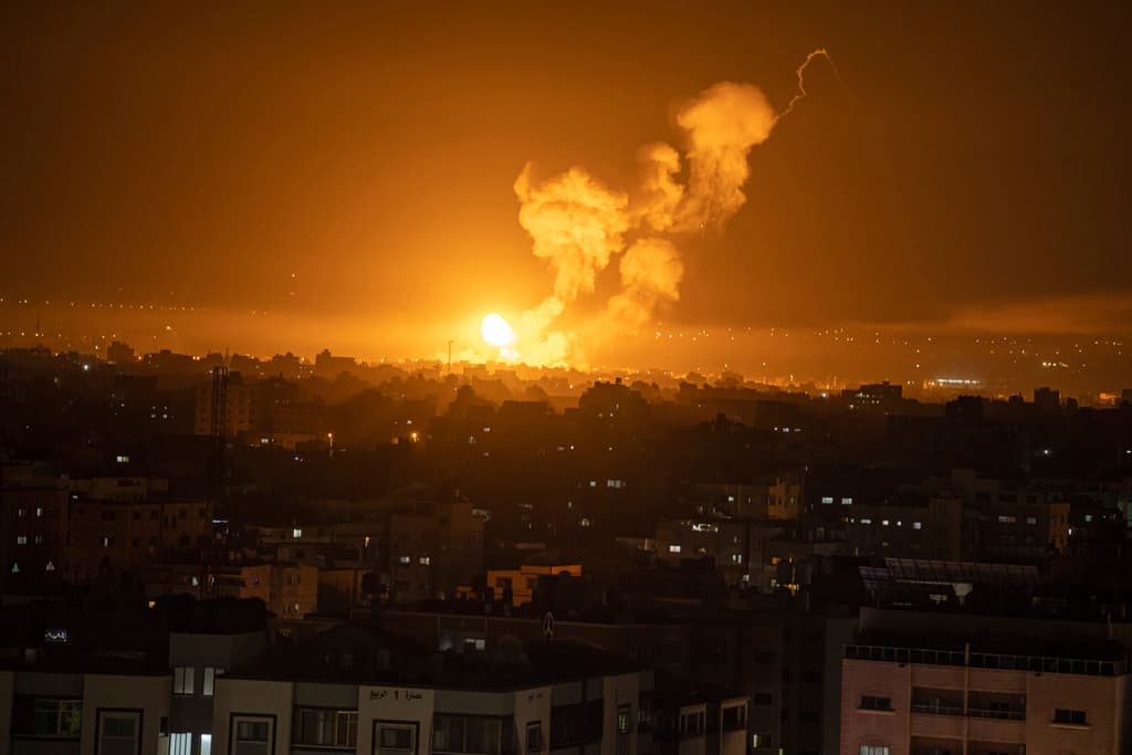 Israel lanza ataques aéreos contra Líbano y la Franja de Gaza, en la peor escalada de violencia en la región desde 2006