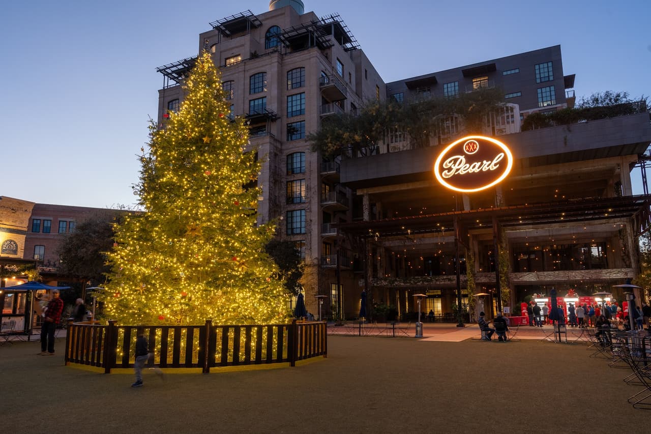 <h3 class="cms-H3-H3">Pearl’s Holiday Night Markets</h3>
<br>
<br>
<b>Dónde: </b>303 Pearl Parkway
<br>
<b>Cuándo:</b> Todos los miércoles de diciembre
<br>
<b>Horario:</b> De 5:00 a 9:00 pm
<br>Ven a Pearl a disfrutar de una velada mágica llena de música navideña, artesanos locales y muchas compras.