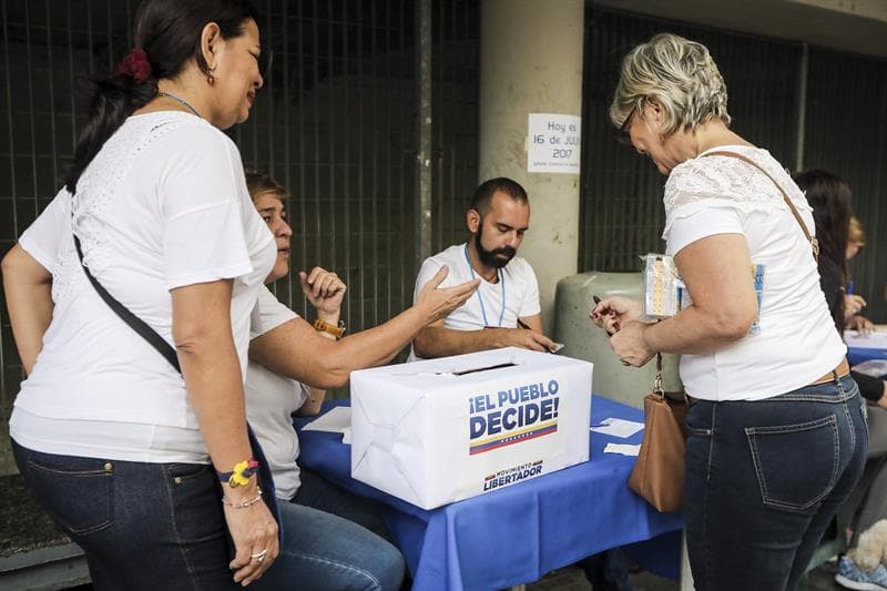 A diferencia de los comicios organizados por el Poder Electoral, el voto en esta consulta ha sido manual.