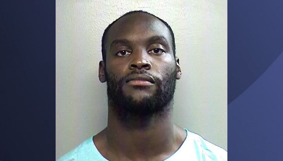 La policía de Arlington arrestó a un miembro del equipo de fútbol americano de los Atlanta Falcons por supuesta indecencia con un menor  