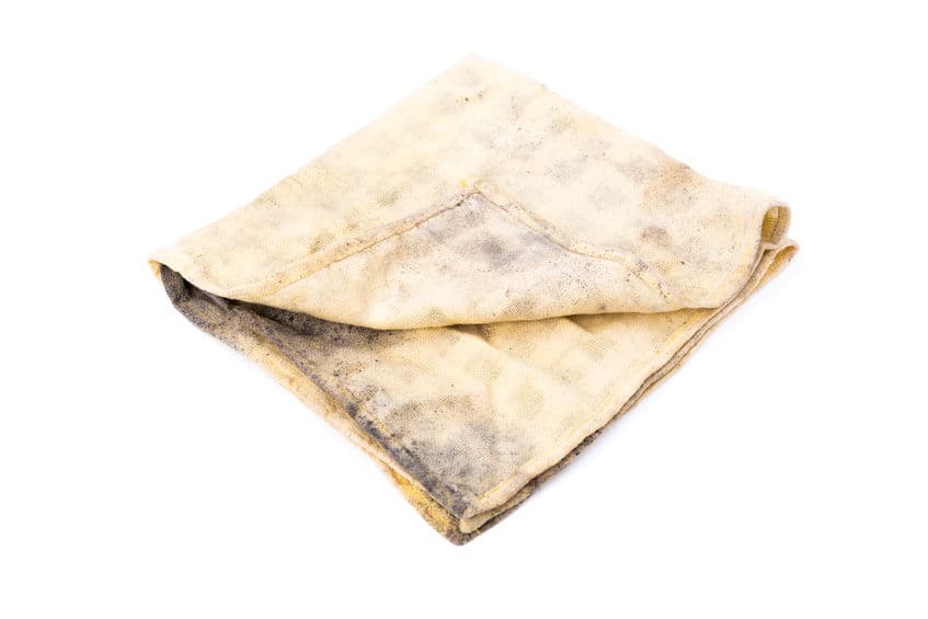 Los clóset suelen ser el blanco perfecto para la humedad, pues al ser muebles cerrados, el aire no circula adecuadamente. Además, también favorece a la formación de hongos y moho en la ropa guardada.