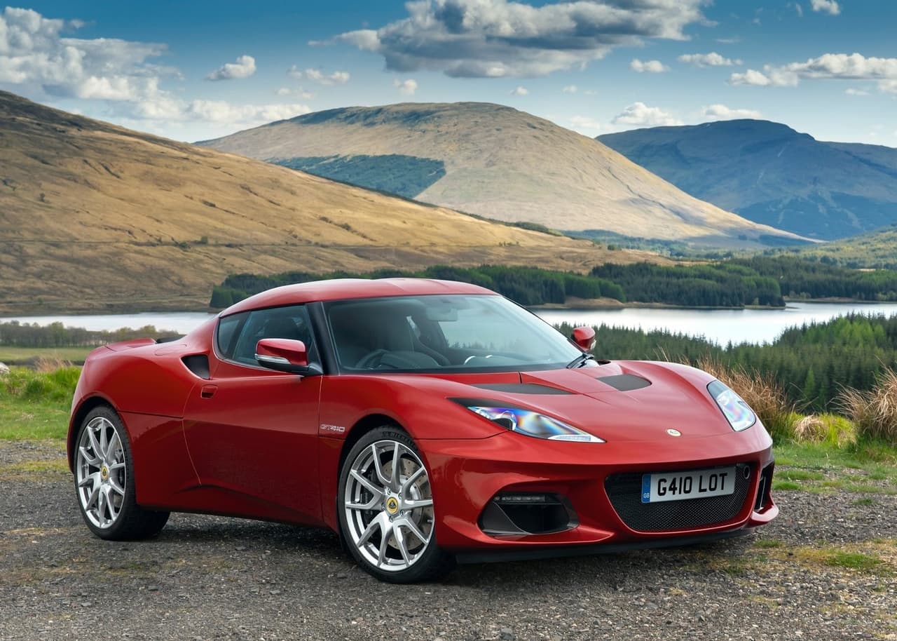 <h3 class="cms-H3-H3"><b>8. Lotus Evora</b></h3>
<br>
<br>Las despedidas son menos sentimentales cuando vienen de la mano de reemplazos mejorados. El Lotus Evora, por ejemplo, dice adiós al mercado estadounidense, pero deja en su lugar al nuevo Lotus Emira. De esta manera, el pequeño deportivo se une a una lista de modelos descontinuados en la que también se encuentran el Elise y el Exige.
<br>