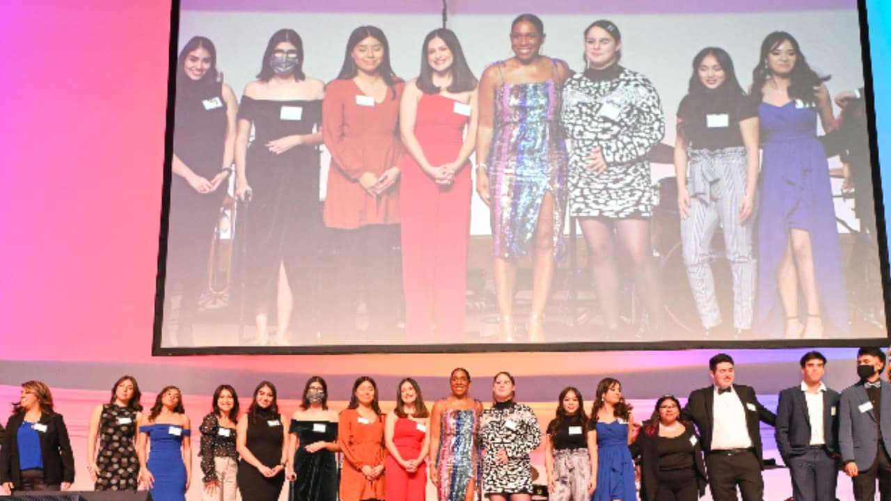 Otorgarán becas de $5,000 a estudiantes de Illinois sin importar su estatus migratorio