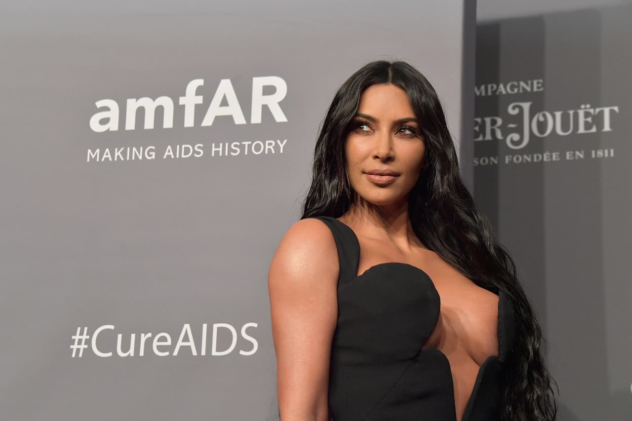 Cabe destacar que, Kardashian West, fue una de las celebridades que abogó por
<b><a href="https://www.univision.com/famosos/kim-kardashian-y-kanye-west-logran-ayuda-del-presidente-trump-para-liberar-a-rapero-estadounidense-preso-en-suecia-fotos">la liberación del rapero A$AP Rocky</a></b> encarcelado en Suecia luego de protagonizar una pelea en Estocolmo.